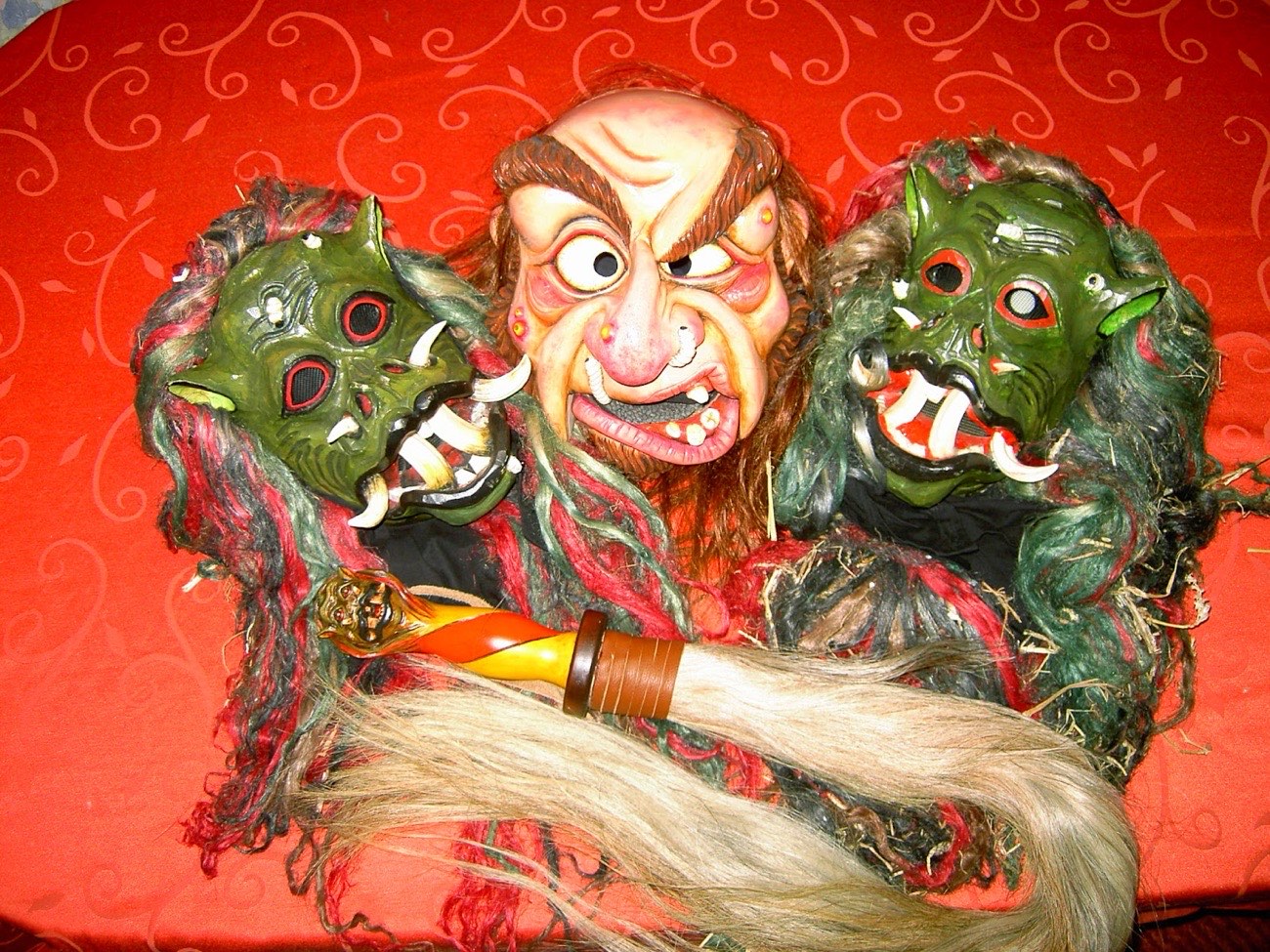 Die Maske des Burgvogts zwischen zwei Notir-Masken