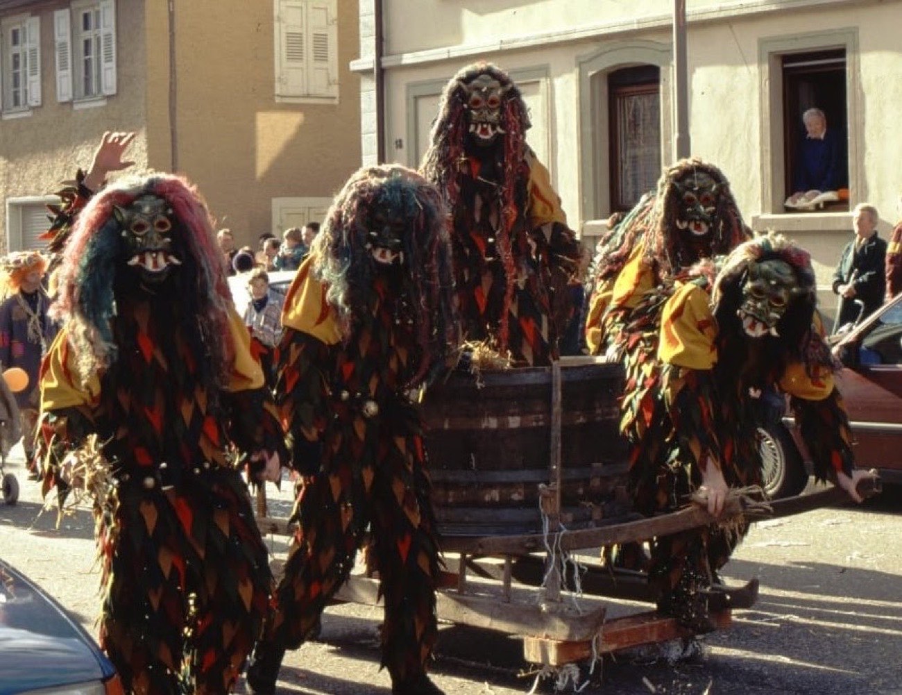 Notirgruppe mit Strohwagen beim Umzug