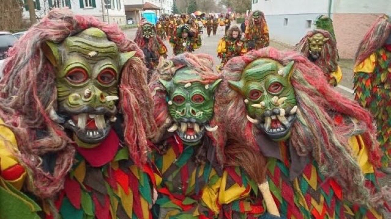 Notir mit Maske und Notglocken